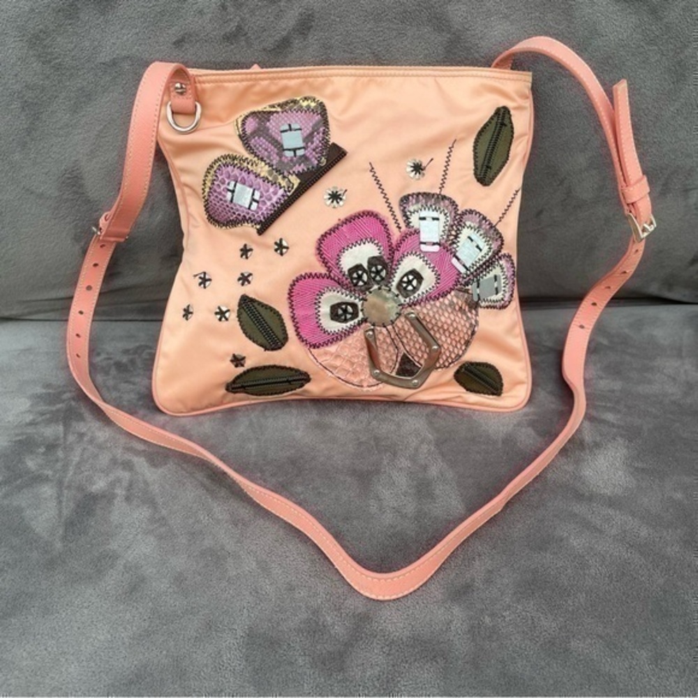 Prada ❤️ Vintage RARE Tessuto Metal Accent Pink Floral Nylon Crossbody Bag ❤️